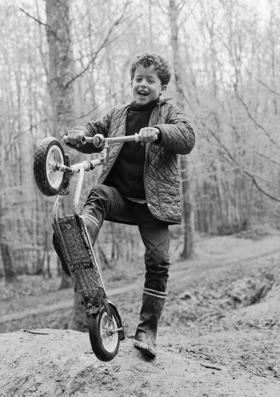 西方人,儿童,一个人,站,竖图,黑白,室外,白天,正面,纯洁,草地,草坪,植物,自行车,欧洲,欧洲人,仅一个男性,仅一个人,拿,拿着,车,脚踏车,草,树,树木,小孩,绿色,自然,交通工具,站着,仅一个小孩,可爱,童年,童趣,生长,成长,童真,烂漫,无邪,天真,男孩,男人,男性,白种人,孩子,站立,全身,男生