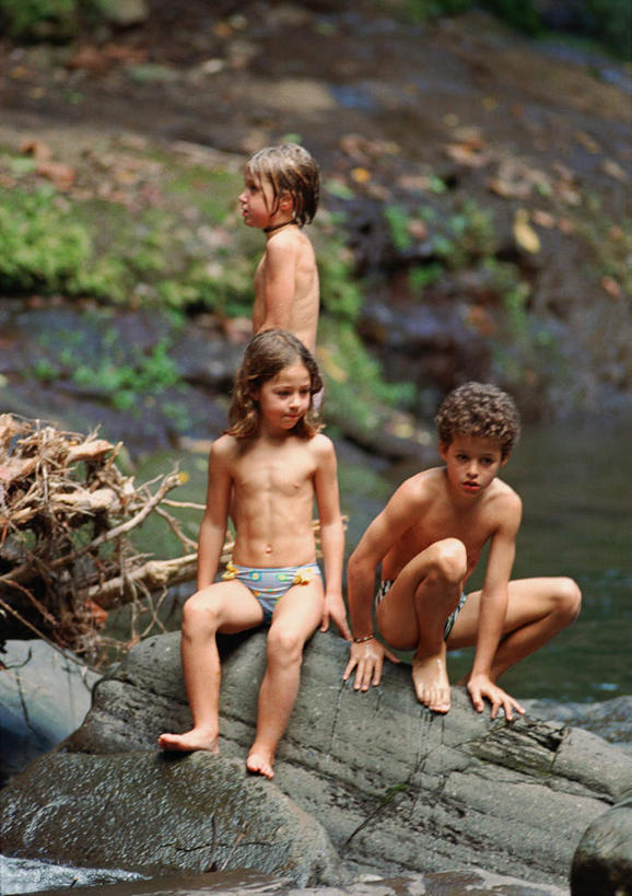 西方人,儿童,三个人,站,坐,竖图,室外,白天,正面,纯洁,草地,草坪,石头,植物,欧洲,欧洲人,石子,裸露,草,小孩,绿色,站着,可爱,童年,童趣,裸,童真,烂漫,无邪,天真,男孩,男人,男性,女孩,女人,女性,白种人,孩子,石块,岩石,站立,坐着,彩图,全身,男生,女生