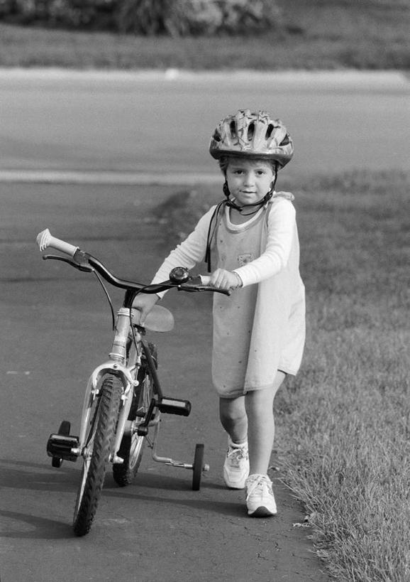 西方人,儿童,一个人,站,竖图,黑白,室外,白天,正面,纯洁,道路,路,公路,自行车,帽子,欧洲,欧洲人,仅一个女性,仅一个人,头盔,交通,车,脚踏车,小孩,安全帽,交通工具,站着,仅一个小孩,可爱,童年,童趣,童真,烂漫,无邪,天真,女孩,女人,女性,白种人,孩子,马路,站立,半身,女生