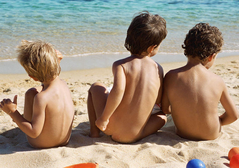 西方人,儿童,三个人,坐,横图,室外,白天,旅游,度假,海浪,海洋,美景,沙滩,欧洲,欧洲人,沙子,海岸,景观,浪花,沙地,娱乐,裸露,小孩,背面,自然,海水,享受,休闲,景色,放松,自然风光,裸,海景,男孩,男人,男性,白种人,孩子,大海,风浪,海,海水的波动,海滩,近岸浪,涌浪,坐着,彩图,全身,男生