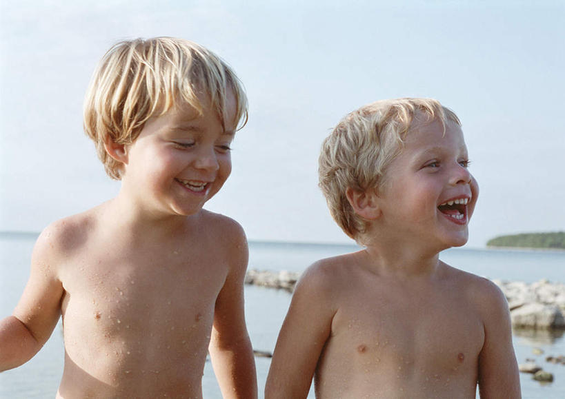 西方人,儿童,三个人,站,横图,室外,白天,正面,旅游,度假,海浪,海洋,石头,美景,欧洲,欧洲人,石子,景观,浪花,云,云朵,云彩,娱乐,裸露,小孩,蓝色,白云,蓝天,天空,自然,海水,天,站着,享受,休闲,景色,放松,自然风光,裸,海景,男孩,男人,男性,白种人,孩子,大海,风浪,海,海水的波动,海滩,近岸浪,石块,岩石,涌浪,站立,半身,彩图,男生