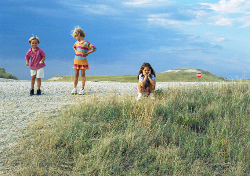 西方人,儿童,三个人,伙伴,朋友,站,横图,室外,白天,正面,友谊,纯洁,草地,草坪,植物,欧洲,欧洲人,云,云朵,云彩,手叉腰,草,小孩,蓝色,绿色,白云,蓝天,天空,天,叉腰,站着,可爱,童年,童趣,童真,烂漫,无邪,天真,友情,女孩,女人,女性,白种人,孩子,站立,彩图,全身,女生