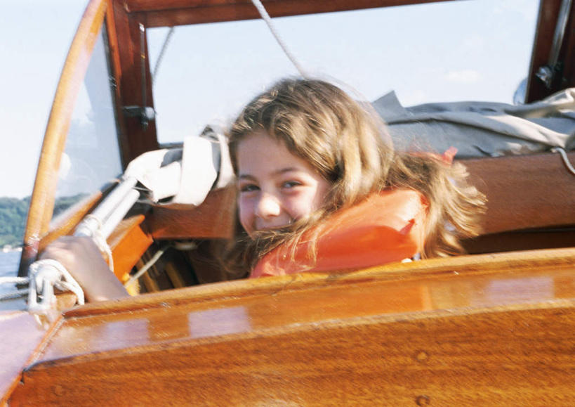 西方人,儿童,一个人,坐,笑,微笑,露齿笑,横图,室外,白天,侧面,纯洁,海浪,海洋,船,欧洲,欧洲人,仅一个女性,仅一个人,浪花,云,云朵,云彩,小孩,蓝色,白云,蓝天,天空,海水,交通工具,天,仅一个小孩,可爱,童年,童趣,海景,童真,烂漫,无邪,天真,女孩,女人,女性,白种人,孩子,大海,风浪,海,海水的波动,近岸浪,涌浪,坐着,半身,彩图,女生