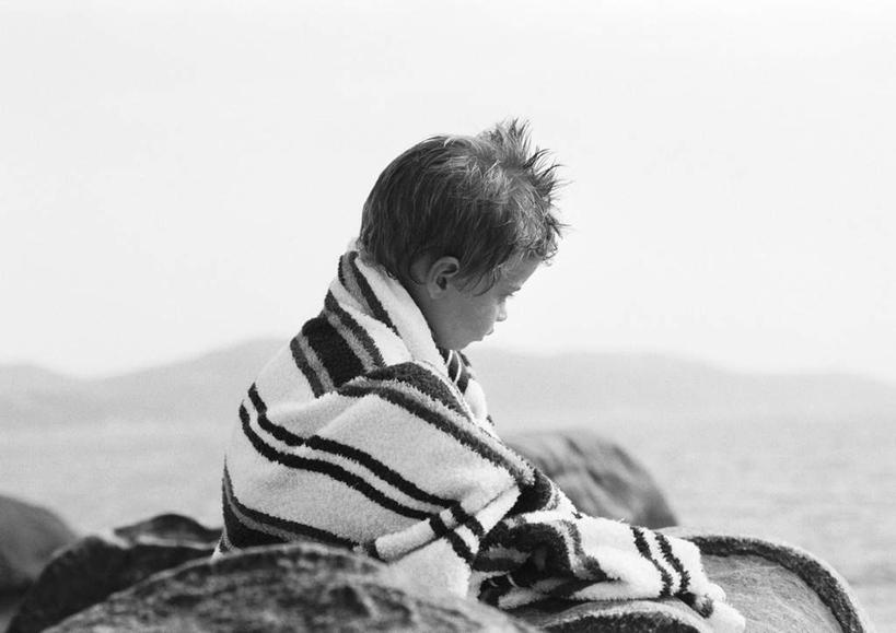 西方人,儿童,一个人,坐,横图,黑白,室外,白天,侧面,纯洁,海浪,海洋,石头,欧洲,欧洲人,仅一个男性,仅一个人,石子,浪花,云,云朵,云彩,小孩,蓝色,白云,蓝天,天空,海水,毛巾,天,仅一个小孩,可爱,童年,童趣,海景,童真,烂漫,无邪,天真,男孩,男人,男性,白种人,孩子,大海,风浪,海,海水的波动,近岸浪,石块,岩石,涌浪,坐着,半身,男生