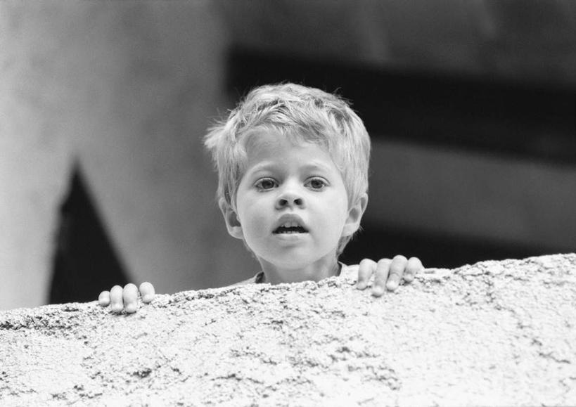 西方人,儿童,一个人,站,横图,黑白,室外,白天,仰视,纯洁,欧洲,欧洲人,仅一个男性,仅一个人,墙,墙壁,墙面,小孩,站着,仅一个小孩,可爱,童年,童趣,童真,烂漫,无邪,天真,男孩,男人,男性,白种人,孩子,站立,半身,低角度拍摄,男生