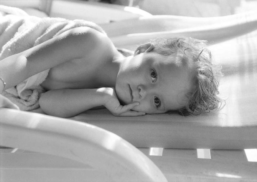 西方人,儿童,一个人,躺,横图,黑白,室外,白天,侧面,纯洁,椅子,欧洲,欧洲人,仅一个男性,仅一个人,躺椅,小孩,仅一个小孩,可爱,童年,童趣,沙滩椅,童真,烂漫,无邪,卧着,天真,男孩,男人,男性,白种人,孩子,躺着,卧,半身,男生