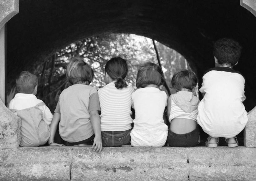 西方人,儿童,坐,横图,黑白,室外,白天,纯洁,植物,欧洲,欧洲人,撑,许多人,树,树木,小孩,背面,绿色,自然,一群人,可爱,童年,童趣,生长,成长,撑着,童真,烂漫,无邪,天真,男孩,男人,男性,女孩,女人,女性,白种人,孩子,坐着,全身,男生,女生