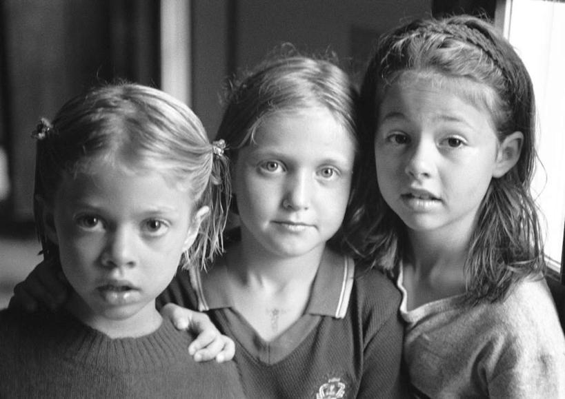 西方人,儿童,两个人,伙伴,朋友,站,笑,微笑,横图,黑白,室内,白天,正面,友谊,纯洁,欧洲,欧洲人,小孩,站着,可爱,童年,童趣,童真,烂漫,无邪,天真,友情,女孩,女人,女性,白种人,孩子,站立,半身,女生