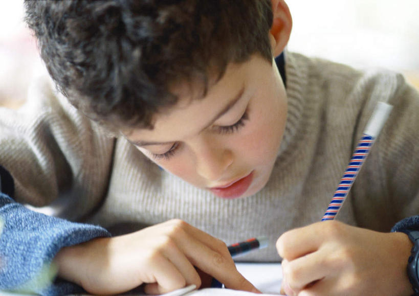 西方人,儿童,一个人,坐,横图,室内,白天,正面,纯洁,欧洲,欧洲人,仅一个男性,仅一个人,握,写,笔,办公用品,记事本,文具,小孩,本子,笔记本,铅笔,学习用品,记录,仅一个小孩,可爱,童年,童趣,握着,文具用品,童真,烂漫,无邪,天真,男孩,男人,男性,白种人,孩子,坐着,半身,彩图,男生