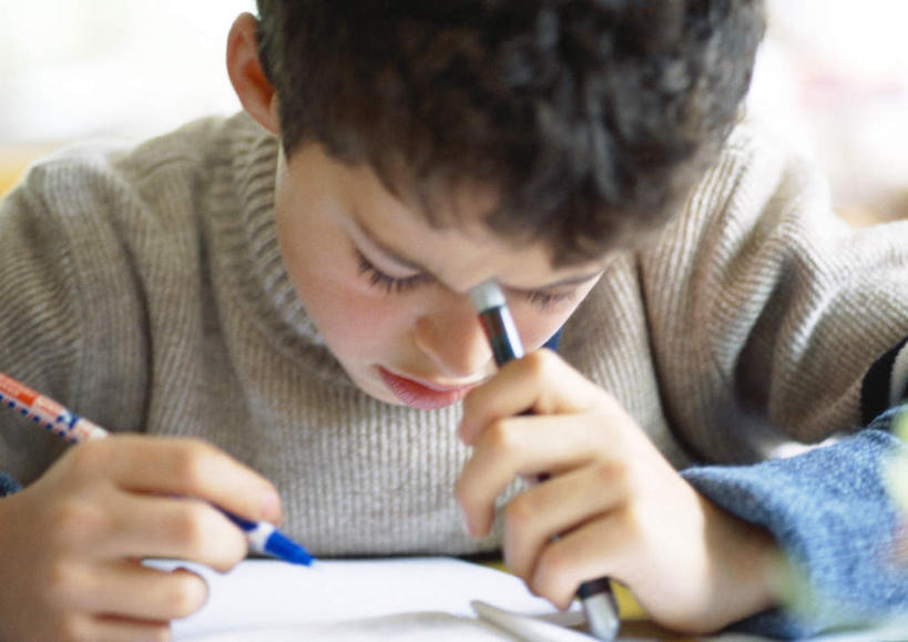 西方人,儿童,一个人,坐,横图,室内,白天,正面,纯洁,欧洲,欧洲人,仅一个男性,仅一个人,握,写,笔,办公用品,记事本,文具,小孩,本子,笔记本,铅笔,学习用品,记录,仅一个小孩,思考,可爱,童年,童趣,握着,文具用品,童真,烂漫,无邪,天真,男孩,男人,男性,白种人,孩子,坐着,半身,彩图,男生