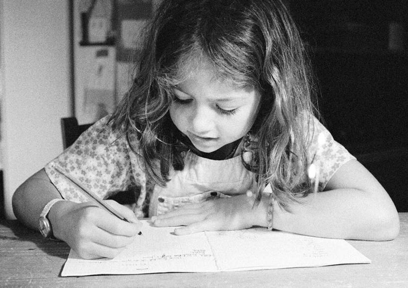 西方人,儿童,一个人,坐,横图,黑白,室内,白天,正面,纯洁,欧洲,欧洲人,仅一个女性,仅一个人,握,写,笔,办公用品,记事本,文具,小孩,本子,笔记本,铅笔,学习用品,记录,仅一个小孩,可爱,童年,童趣,握着,文具用品,童真,烂漫,无邪,天真,女孩,女人,女性,白种人,孩子,坐着,半身,女生