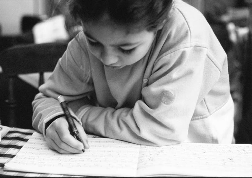 西方人,儿童,一个人,坐,横图,黑白,室内,白天,正面,纯洁,欧洲,欧洲人,仅一个女性,仅一个人,握,写,朦胧,模糊,笔,办公用品,记事本,文具,小孩,本子,笔记本,铅笔,学习用品,记录,仅一个小孩,可爱,童年,童趣,握着,文具用品,童真,烂漫,无邪,天真,女孩,女人,女性,白种人,孩子,坐着,半身,女生