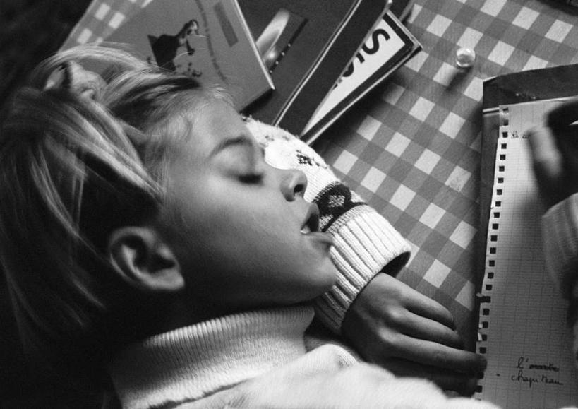 西方人,儿童,一个人,坐,闭眼,睡,横图,俯视,黑白,室内,白天,纯洁,桌子,欧洲,欧洲人,仅一个女性,仅一个人,书桌,小孩,课桌,仅一个小孩,可爱,童年,童趣,童真,烂漫,无邪,天真,女孩,女人,女性,白种人,孩子,闭眼睛,闭着眼,闭着眼睛,困,困觉,寝息,睡觉,坐着,半身,高角度拍摄,女生