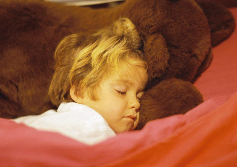 西方人,儿童,一个人,躺,闭眼,睡,横图,室内,白天,正面,纯洁,床,卧室,欧洲,欧洲人,仅一个女性,仅一个人,棕色,床单,被子,一个,小孩,玩具熊,仅一个小孩,可爱,童年,童趣,单人床,单个,被单,童真,烂漫,无邪,卧着,天真,女孩,女人,女性,白种人,孩子,闭眼睛,闭着眼,闭着眼睛,困,困觉,寝息,睡觉,躺着,卧,半身,彩图,睡房,卧房,女生