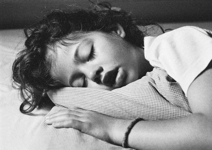 西方人,儿童,一个人,躺,闭眼,横图,黑白,室内,白天,正面,纯洁,床,卧室,欧洲,欧洲人,仅一个女性,仅一个人,床单,被子,小孩,仅一个小孩,可爱,童年,童趣,单人床,被单,童真,烂漫,无邪,天真,女孩,女人,女性,白种人,孩子,闭眼睛,闭着眼,闭着眼睛,躺着,半身,睡房,卧房,女生