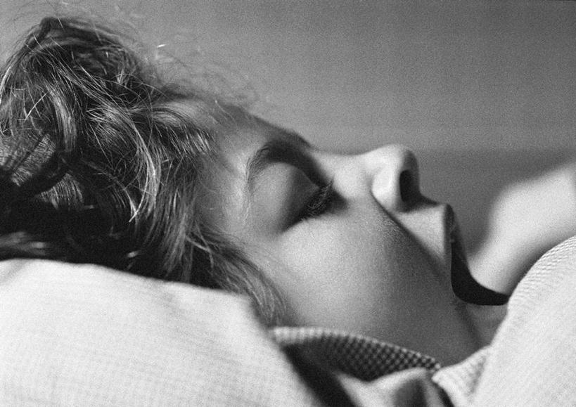 西方人,儿童,一个人,躺,闭眼,横图,黑白,室内,白天,正面,纯洁,床,卧室,欧洲,欧洲人,仅一个女性,仅一个人,床单,被子,小孩,仅一个小孩,可爱,童年,童趣,单人床,被单,童真,烂漫,无邪,天真,女孩,女人,女性,白种人,孩子,闭眼睛,闭着眼,闭着眼睛,躺着,半身,睡房,卧房,女生