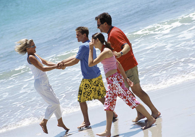 西方人,四个人,伙伴,朋友,站,握手,横图,室外,白天,侧面,旅游,度假,友谊,海浪,海洋,美景,沙滩,欧洲,欧洲人,沙子,海岸,景观,浪花,沙地,娱乐,相视,自然,海水,站着,享受,休闲,面对面,景色,放松,对视,自然风光,相对,海景,相看,友情,男人,男性,年轻男性,年轻女性,女人,女性,白种人,大海,风浪,海,海水的波动,海滩,近岸浪,涌浪,搀手,拉手,手拉手,手握手,站立,彩图,全身