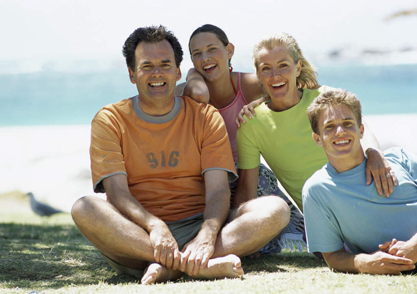 西方人,四个人,伙伴,朋友,横图,室外,白天,正面,旅游,度假,友谊,草地,草坪,海浪,海洋,美景,沙滩,植物,餐具,欧洲,欧洲人,阴影,光线,碟子,盘,沙子,影子,海岸,景观,浪花,沙地,娱乐,草,绿色,阳光,自然,海水,盘子,碟,享受,休闲,景色,放松,自然风光,海景,友情,男人,男性,年轻男性,年轻女性,女人,女性,白种人,大海,风浪,海,海水的波动,海滩,近岸浪,涌浪,半身,彩图