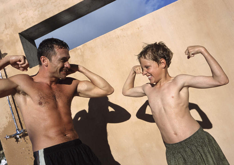 西方人,儿童,肌肉,两个人,家庭,父亲,儿子,站,笑,微笑,露齿笑,横图,室外,白天,正面,纯洁,欧洲,欧洲人,阴影,光线,影子,墙,云,云朵,云彩,墙壁,墙面,小孩,蓝色,白云,蓝天,天空,阳光,天,站着,健康,温暖,温馨,父子,一家人,父爱,活力,可爱,童年,童趣,青春,和睦,强壮,童真,烂漫,无邪,天真,男孩,男人,男性,年轻男性,白种人,孩子,年轻人,站立,半身,彩图,融洽,男生