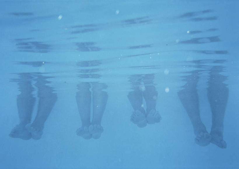 西方人,儿童,腿部,腿,四个人,家庭,母亲,女儿,儿子,体育馆,游泳池,坐,横图,俯视,室外,特写,白天,纯洁,水,欧洲,欧洲人,水池,水面,泳池,小孩,温暖,温馨,母女,母子,一家人,可爱,母爱,童年,童趣,和睦,游泳馆,童真,烂漫,无邪,天真,男孩,男人,男性,年轻女性,女孩,女人,女性,白种人,孩子,年轻人,坐着,半身,彩图,高角度拍摄,融洽,男生,女生