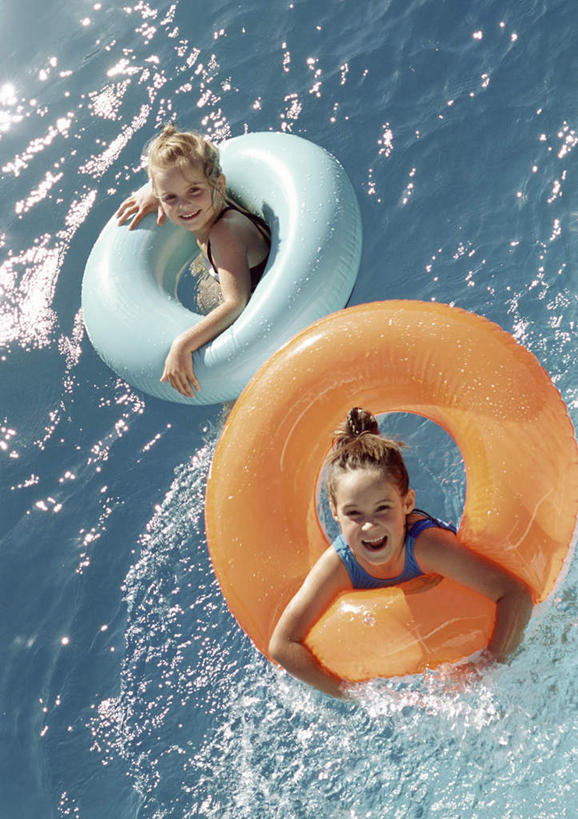 西方人,儿童,两个人,伙伴,朋友,站,笑,微笑,竖图,俯视,室内,白天,友谊,纯洁,海浪,海洋,欧洲,欧洲人,救生圈,浪花,小孩,海水,游泳圈,站着,可爱,童年,童趣,海景,童真,烂漫,无邪,天真,友情,女孩,女人,女性,白种人,孩子,大海,风浪,海,海水的波动,近岸浪,涌浪,站立,半身,彩图,高角度拍摄,女生