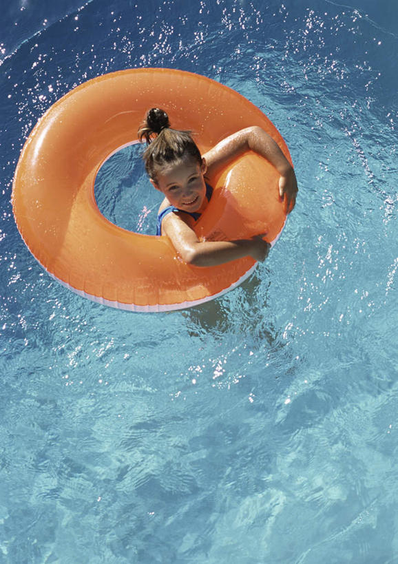 西方人,儿童,一个人,站,笑,微笑,竖图,俯视,室内,白天,纯洁,海浪,海洋,欧洲,欧洲人,仅一个女性,仅一个人,救生圈,浪花,小孩,海水,游泳圈,站着,仅一个小孩,可爱,童年,童趣,海景,童真,烂漫,无邪,天真,女孩,女人,女性,白种人,孩子,大海,风浪,海,海水的波动,近岸浪,涌浪,站立,半身,彩图,高角度拍摄,女生