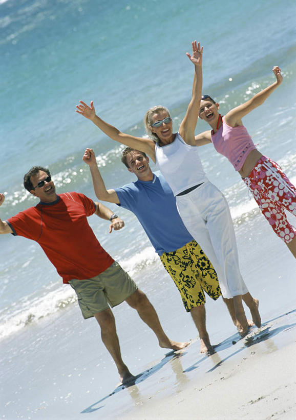 西方人,四个人,伙伴,朋友,站,举,竖图,室外,白天,正面,旅游,度假,友谊,海浪,海洋,美景,沙滩,欧洲,欧洲人,沙子,海岸,景观,浪花,沙地,娱乐,自然,海水,托,站着,享受,休闲,景色,放松,自然风光,海景,友情,男人,男性,年轻男性,年轻女性,女人,女性,白种人,大海,风浪,海,海水的波动,海滩,近岸浪,涌浪,举起,举手,举着,向上举,向上伸,向上托,站立,彩图,全身