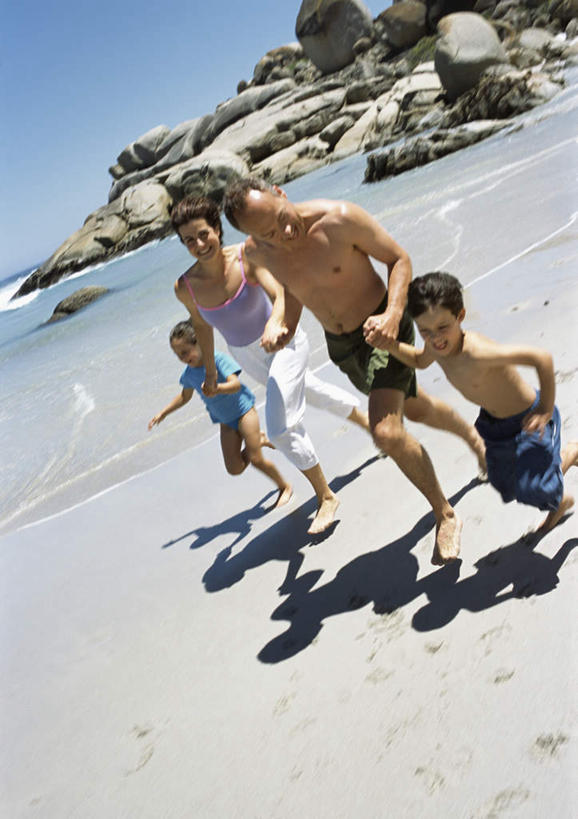 西方人,儿童,四个人,家庭,母亲,父亲,女儿,儿子,站,握手,竖图,室外,白天,正面,旅游,度假,纯洁,海浪,海洋,美景,沙滩,欧洲,欧洲人,沙子,海岸,景观,浪花,沙地,娱乐,裸露,小孩,自然,海水,站着,享受,休闲,温暖,温馨,父女,父子,母女,母子,一家人,景色,放松,父爱,可爱,母爱,童年,童趣,和睦,自然风光,裸,海景,童真,烂漫,无邪,天真,男孩,男人,男性,年轻男性,年轻女性,女孩,女人,女性,白种人,孩子,年轻人,大海,风浪,海,海水的波动,海滩,近岸浪,涌浪,搀手,拉手,手拉手,手握手,站立,彩图,全身,融洽,男生,女生