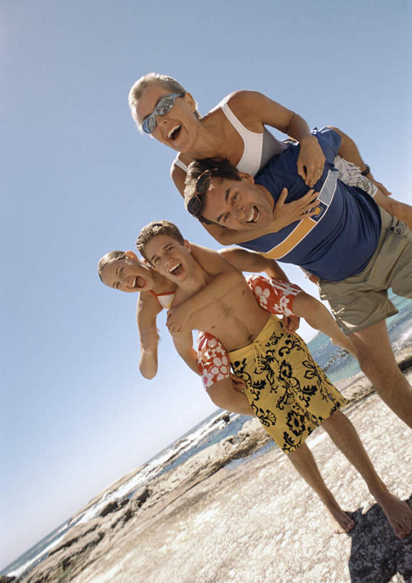 西方人,背,四个人,伙伴,朋友,站,竖图,室外,白天,正面,旅游,度假,友谊,海浪,海洋,美景,沙滩,欧洲,欧洲人,沙子,海岸,景观,浪花,沙地,娱乐,自然,海水,背着,站着,享受,休闲,景色,放松,自然风光,海景,友情,男人,男性,年轻男性,年轻女性,女人,女性,白种人,大海,风浪,海,海水的波动,海滩,近岸浪,涌浪,站立,彩图,全身