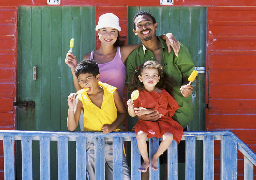 西方人,儿童,四个人,家庭,母亲,父亲,女儿,儿子,家,栏杆,站,横图,室外,白天,正面,纯洁,帽子,欧洲,非洲,黑人,欧洲人,房屋,屋子,围栏,拿,拿着,护栏,楼房,住宅,小孩,遮阳帽,站着,温暖,温馨,父女,父子,母女,母子,一家人,父爱,可爱,母爱,童年,童趣,和睦,冰棒,童真,烂漫,无邪,天真,男孩,男人,男性,年轻男性,年轻女性,女孩,女人,女性,非洲人,孩子,年轻人,站立,半身,彩图,房子,融洽,男生,女生