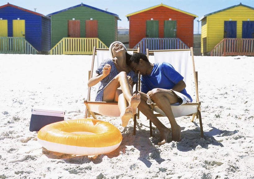 西方人,两个人,夫妻,家,栏杆,坐,横图,室外,白天,正面,爱情,旅游,度假,沙滩,椅子,欧洲,非洲,黑人,欧洲人,阴影,光线,救生圈,沙子,影子,房屋,躺椅,屋子,海岸,围栏,沙地,浪漫,娱乐,护栏,楼房,住宅,阳光,享受,休闲,恩爱,放松,恋人,沙滩椅,男人,男性,年轻男性,年轻女性,女人,女性,非洲人,情侣,海滩,坐着,彩图,全身,房子,伴侣