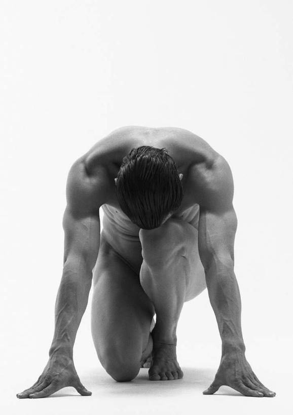 西方人,一个人,蹲,横图,黑白,室内,白天,白色背景,正面,欧洲,欧洲人,仅一个男性,仅一个人,裸露,仅一个年轻男性,低头,姿势,摄影,影棚,赤裸,裸,男人,男性,年轻男性,白种人,蹲着,全身,影棚拍摄,拍摄