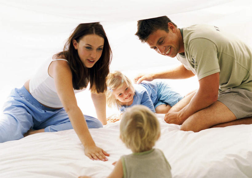 西方人,儿童,四个人,家庭,母亲,父亲,女儿,儿子,坐,笑,微笑,露齿笑,横图,室内,白天,正面,纯洁,床,欧洲,欧洲人,双人床,床单,被子,相视,小孩,温暖,温馨,父女,父子,母女,母子,一家人,面对面,父爱,可爱,母爱,童年,童趣,对视,和睦,被单,相对,童真,烂漫,无邪,相看,天真,男孩,男人,男性,年轻男性,年轻女性,女孩,女人,女性,白种人,孩子,年轻人,坐着,半身,彩图,融洽,男生,女生