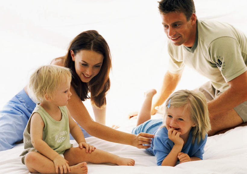 西方人,儿童,四个人,家庭,母亲,父亲,女儿,儿子,坐,笑,微笑,露齿笑,横图,室内,白天,正面,纯洁,床,欧洲,欧洲人,双人床,床单,被子,相视,小孩,趴着,温暖,温馨,父女,父子,母女,母子,一家人,面对面,父爱,可爱,母爱,童年,童趣,对视,和睦,被单,相对,童真,烂漫,无邪,相看,天真,男孩,男人,男性,年轻男性,年轻女性,女孩,女人,女性,白种人,孩子,年轻人,趴,坐着,半身,彩图,融洽,男生,女生