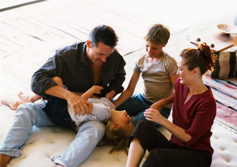 西方人,儿童,四个人,家庭,母亲,父亲,女儿,儿子,坐,笑,微笑,露齿笑,横图,室内,白天,正面,纯洁,床,卧室,欧洲,欧洲人,双人床,床单,被子,小孩,温暖,温馨,父女,父子,母女,母子,一家人,父爱,可爱,母爱,童年,童趣,和睦,被单,童真,烂漫,无邪,天真,男孩,男人,男性,年轻男性,年轻女性,女孩,女人,女性,白种人,孩子,年轻人,坐着,彩图,全身,睡房,卧房,融洽,男生,女生