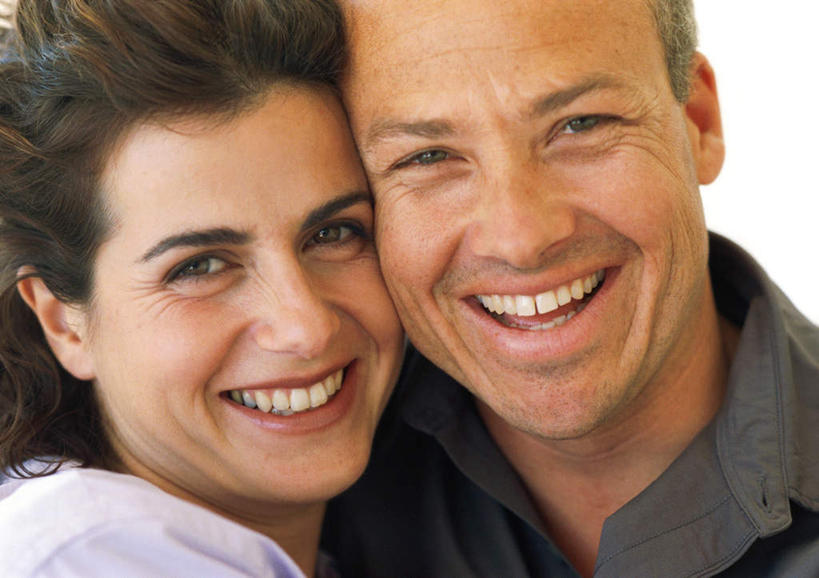 西方人,脸,头,脸颊,两个人,站,笑,微笑,露齿笑,横图,黑白,室内,特写,白天,正面,爱情,欧洲,欧洲人,浪漫,站着,温暖,温馨,恩爱,恋人,和睦,男人,男性,年轻男性,年轻女性,女人,女性,白种人,头部,脸部,脸蛋,面部,情侣,站立,半身,伴侣,融洽