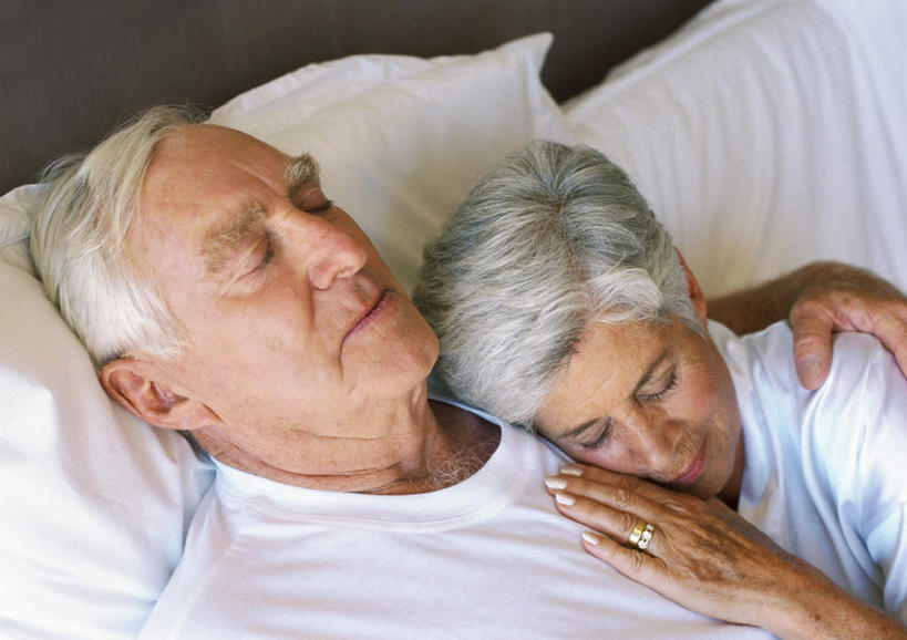 西方人,两个人,坐,抱,横图,室内,白天,正面,爱情,床,欧洲,欧洲人,双人床,床单,浪漫,被子,温暖,温馨,恩爱,恋人,抱着,和睦,被单,搂着,老年男性,老年女性,男人,男性,女人,女性,白种人,情侣,搂,搂抱,坐着,半身,彩图,伴侣,融洽