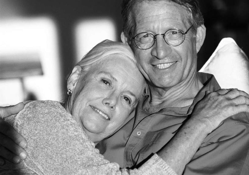 西方人,两个人,夫妻,坐,抱,笑,微笑,露齿笑,横图,黑白,室内,白天,正面,爱情,欧洲,欧洲人,朦胧,模糊,眼镜,浪漫,恩爱,恋人,抱着,搂着,近视眼镜,老年男性,老年女性,男人,男性,女人,女性,白种人,情侣,搂,搂抱,坐着,半身,伴侣