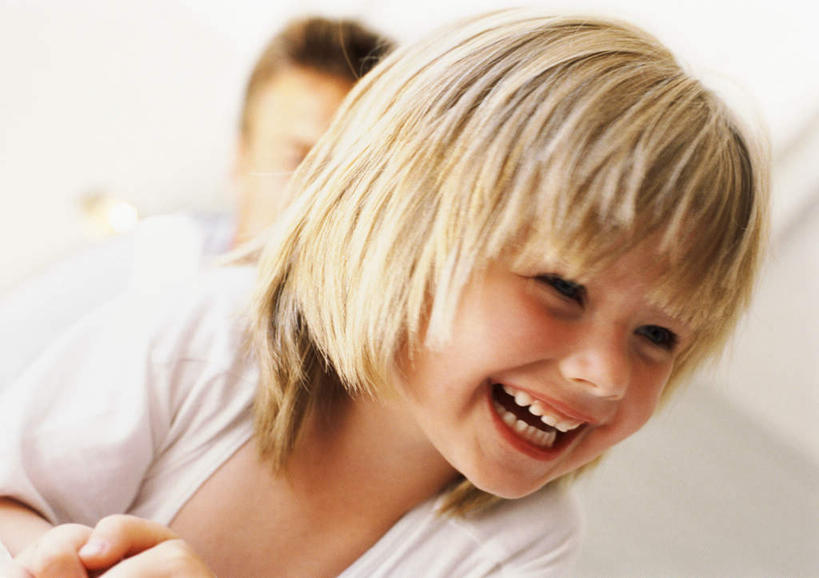 西方人,儿童,一个人,坐,笑,微笑,露齿笑,横图,室内,白天,正面,纯洁,欧洲,欧洲人,仅一个女性,仅一个人,朦胧,模糊,小孩,仅一个小孩,可爱,童年,童趣,童真,烂漫,无邪,天真,女孩,女人,女性,白种人,孩子,坐着,半身,彩图,女生