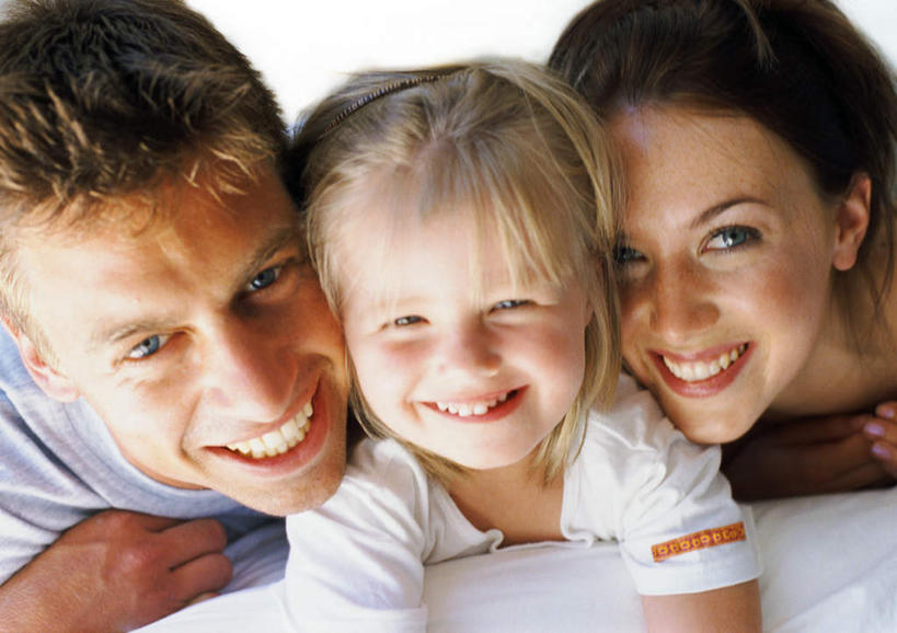 西方人,儿童,脸,头,脸颊,三个人,家庭,母亲,父亲,女儿,躺,笑,微笑,露齿笑,横图,俯视,室内,特写,白天,纯洁,床,欧洲,欧洲人,双人床,床单,被子,小孩,温暖,温馨,父女,母女,三口之家,一家人,父爱,可爱,母爱,童年,童趣,和睦,被单,童真,烂漫,无邪,天真,男人,男性,年轻男性,年轻女性,女孩,女人,女性,白种人,孩子,年轻人,头部,脸部,脸蛋,面部,躺着,半身,彩图,高角度拍摄,融洽,女生