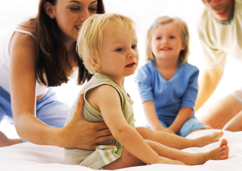 西方人,儿童,四个人,家庭,母亲,父亲,女儿,坐,抱,横图,室内,白天,正面,纯洁,床,卧室,欧洲,欧洲人,双人床,床单,被子,小孩,温暖,温馨,父女,母女,一家人,父爱,可爱,母爱,童年,童趣,抱着,和睦,被单,搂着,童真,烂漫,无邪,天真,男人,男性,年轻男性,年轻女性,女孩,女人,女性,白种人,孩子,年轻人,搂,搂抱,坐着,半身,彩图,睡房,卧房,融洽,女生