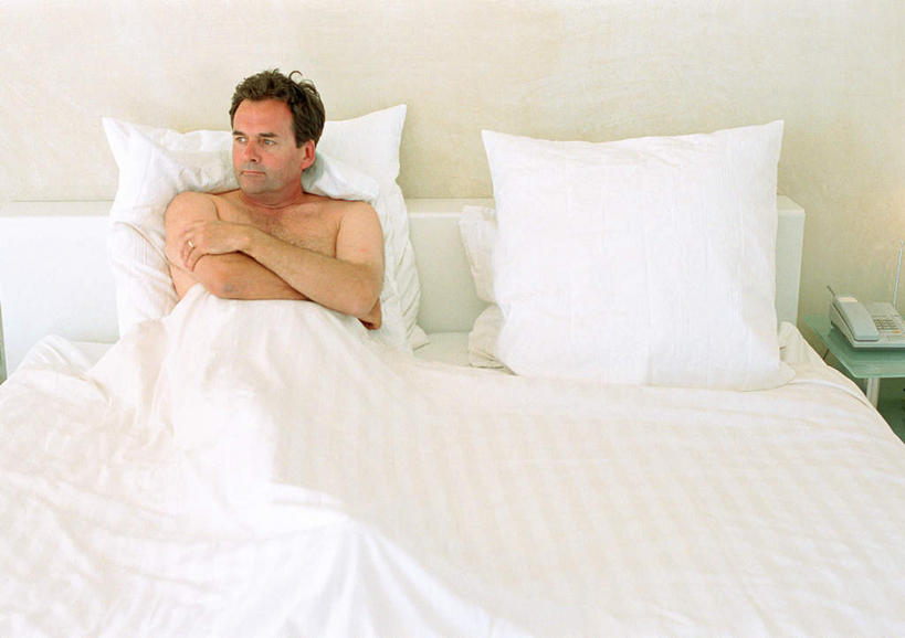 西方人,一个人,坐,打电话,双手交叉,横图,室内,白天,正面,床,卧室,桌子,电话,欧洲,欧洲人,仅一个男性,仅一个人,仅一个中年男性,双人床,床单,通讯设备,被子,裸露,话筒,电话线,双手抱胸,被单,裸,交流,男人,男性,中年男性,白种人,电话机,沟通,通话,坐着,半身,彩图,睡房,卧房