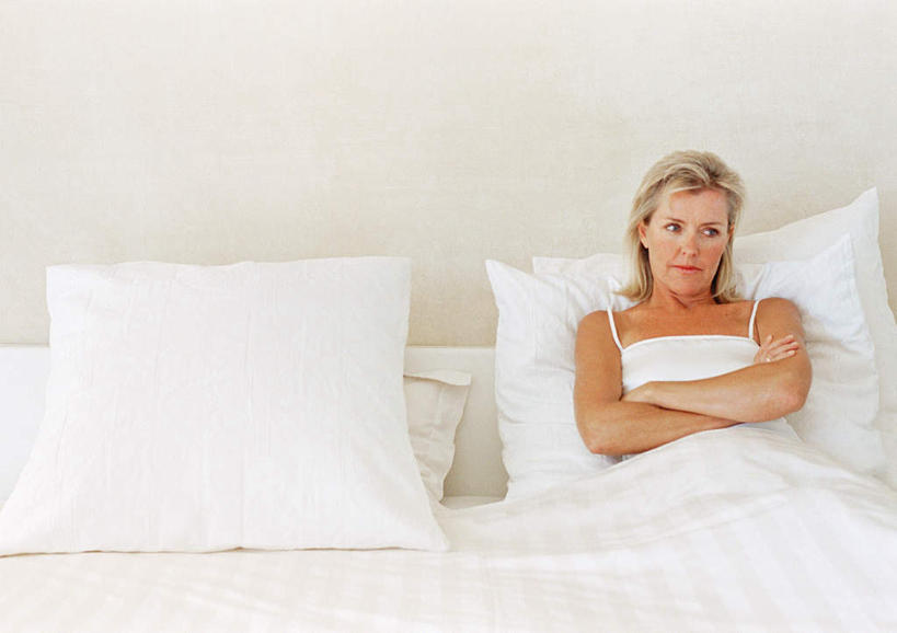 西方人,一个人,坐,双手交叉,横图,室内,白天,正面,床,卧室,欧洲,欧洲人,仅一个女性,仅一个人,双人床,床单,被子,仅一个中年女性,双手抱胸,被单,女人,女性,中年女性,白种人,坐着,半身,彩图,睡房,卧房