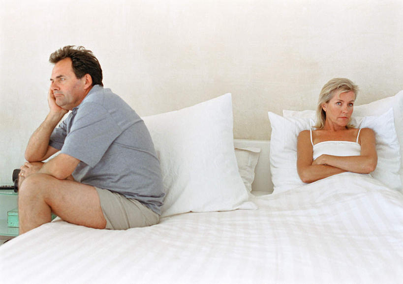 西方人,两个人,坐,横图,室内,白天,正面,爱情,床,卧室,欧洲,欧洲人,双人床,床单,浪漫,被子,温暖,温馨,恩爱,恋人,和睦,被单,男人,男性,女人,女性,中年男性,中年女性,白种人,情侣,坐着,半身,彩图,睡房,卧房,伴侣,融洽