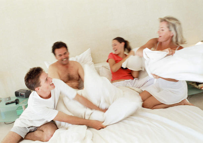 西方人,两个人,母亲,女儿,儿子,坐,跪,横图,室内,白天,正面,爱情,游戏,床,靠垫,卧室,欧洲,欧洲人,双人床,床单,靠枕,浪漫,拿,玩,拿着,娱乐,被子,垫子,枕头,休闲,温暖,温馨,母女,母子,恩爱,母爱,恋人,活动,和睦,被单,发泄,消遣,智力,宣泄,男人,男性,年轻男性,年轻女性,女人,女性,中年男性,中年女性,白种人,情侣,跪着,玩耍,嬉戏,坐着,半身,彩图,睡房,卧房,伴侣,融洽