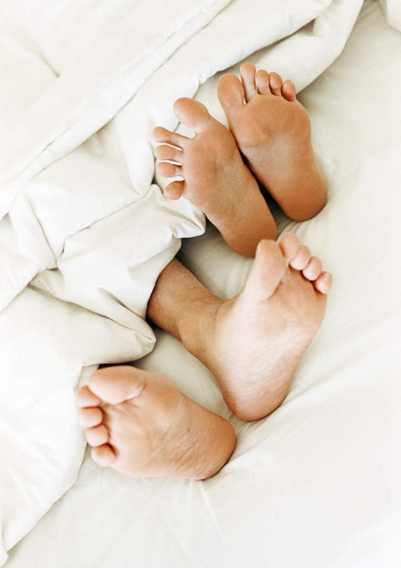 西方人,两个人,躺,竖图,俯视,室内,白天,爱情,床,卧室,欧洲,欧洲人,双人床,床单,浪漫,被子,温暖,温馨,恩爱,恋人,和睦,被单,卧着,男人,男性,年轻男性,年轻女性,女人,女性,白种人,情侣,躺着,卧,半身,彩图,高角度拍摄,睡房,卧房,伴侣,融洽