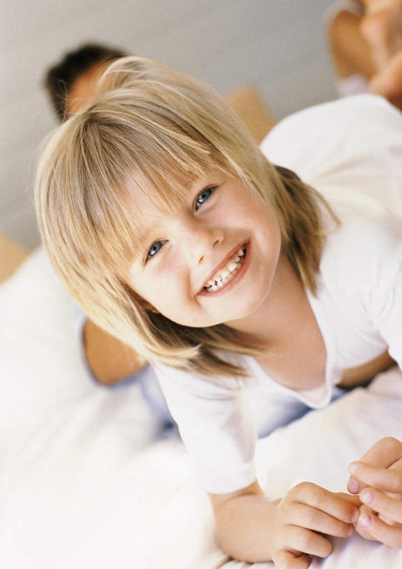 西方人,儿童,脸,头,脸颊,一个人,坐,竖图,室内,特写,白天,正面,纯洁,床,卧室,欧洲,欧洲人,仅一个女性,仅一个人,双人床,床单,被子,小孩,仅一个小孩,可爱,童年,童趣,被单,童真,烂漫,无邪,天真,女孩,女人,女性,白种人,孩子,头部,脸部,脸蛋,面部,坐着,半身,彩图,睡房,卧房,女生