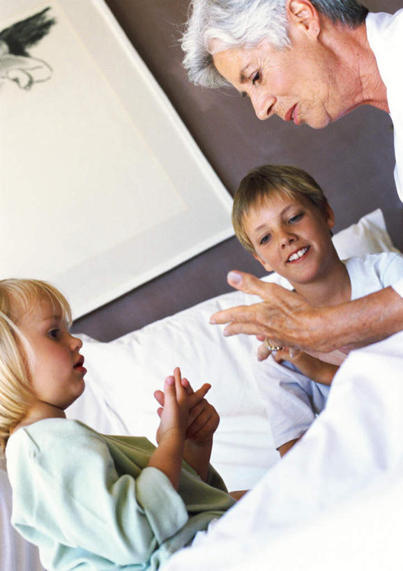 西方人,儿童,老年人,三个人,家庭,祖母,坐,双手交叉,竖图,室内,白天,仰视,纯洁,床,卧室,欧洲,欧洲人,双人床,床单,被子,相视,小孩,双手合十,温暖,温馨,一家人,面对面,可爱,童年,童趣,奶奶,祖孙,对视,和睦,被单,相对,童真,烂漫,无邪,外婆,外孙女,外祖母,相看,合十,天真,老年女性,女孩,女人,女性,白种人,孩子,孙女,坐着,半身,彩图,低角度拍摄,睡房,卧房,融洽,女生