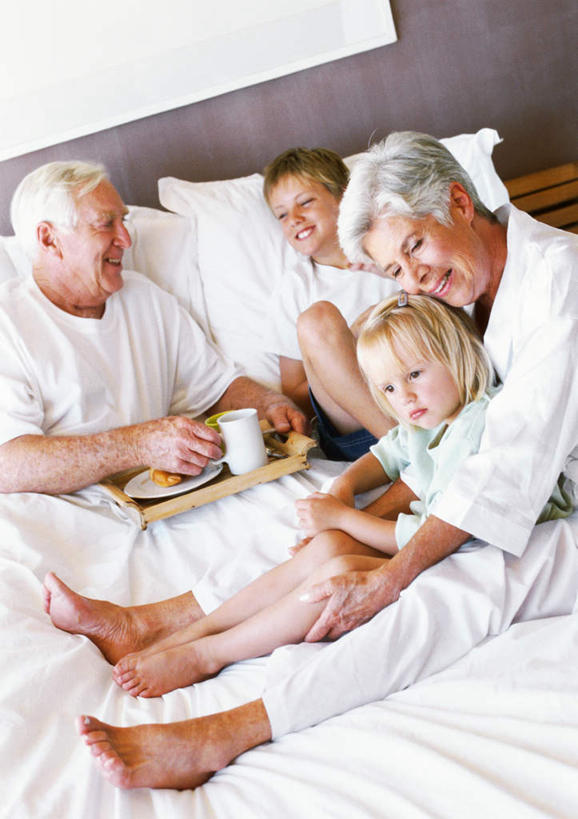 点心,面包,西方人,儿童,老年人,家庭,祖母,祖父,坐,竖图,室内,白天,仰视,纯洁,床,卧室,杯子,餐具,托盘,欧洲,欧洲人,瓷器,碟子,盘,双人床,食品,面点,床单,咖啡杯,陶瓷制品,拿,拿着,被子,食物,糕点,小孩,盘子,碟,温暖,温馨,一家人,可爱,童年,童趣,奶奶,爷爷,祖孙,和睦,被单,瓷杯,童真,烂漫,无邪,外婆,外孙女,外祖母,外公,外祖父,外孙,外孙子,天真,老年男性,老年女性,男孩,男人,男性,女孩,女人,女性,白种人,孩子,孙女,孙子,坐着,半身,彩图,低角度拍摄,睡房,卧房,融洽,男生,女生