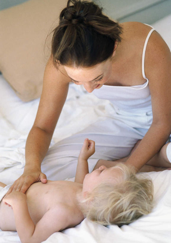 西方人,儿童,腹部,两个人,家庭,母亲,儿子,坐,躺,摸,竖图,俯视,室内,白天,纯洁,床,卧室,欧洲,欧洲人,抚摸,双人床,床单,被子,小孩,温暖,温馨,母子,一家人,可爱,母爱,童年,童趣,和睦,被单,童真,烂漫,无邪,天真,男孩,年轻女性,女人,女性,白种人,孩子,年轻人,腹,肚子,触摸,接触,躺着,坐着,半身,彩图,高角度拍摄,睡房,卧房,融洽,男生